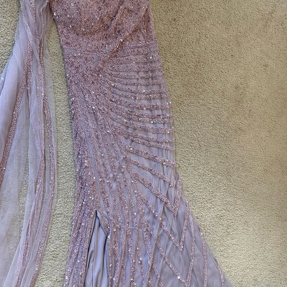 Beautiful evening gown - Picture 2 of 5